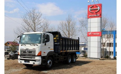 Грузовой самосвал HINO